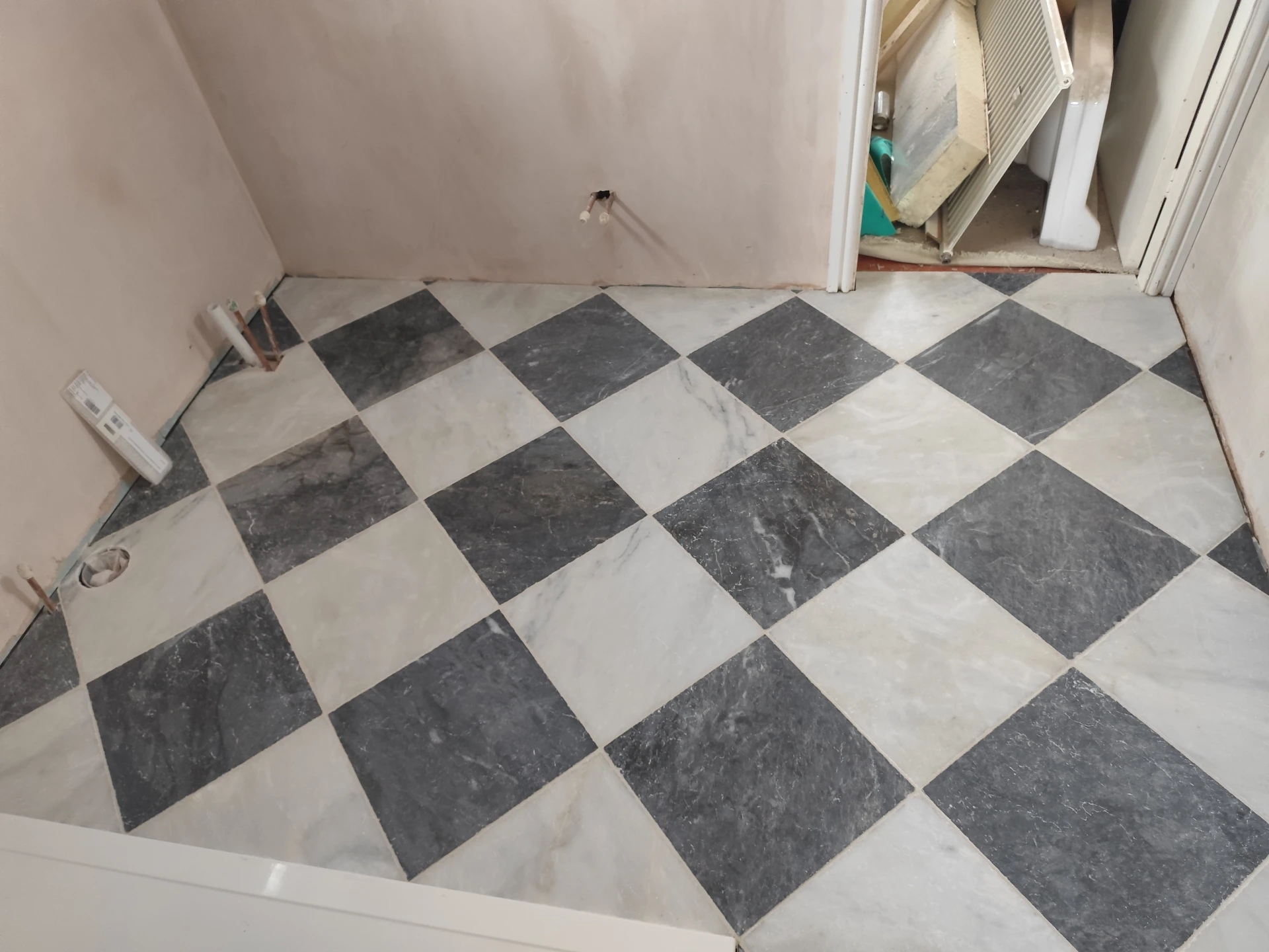 Large format tiles laid at a 45 degree angle in a diamond layout