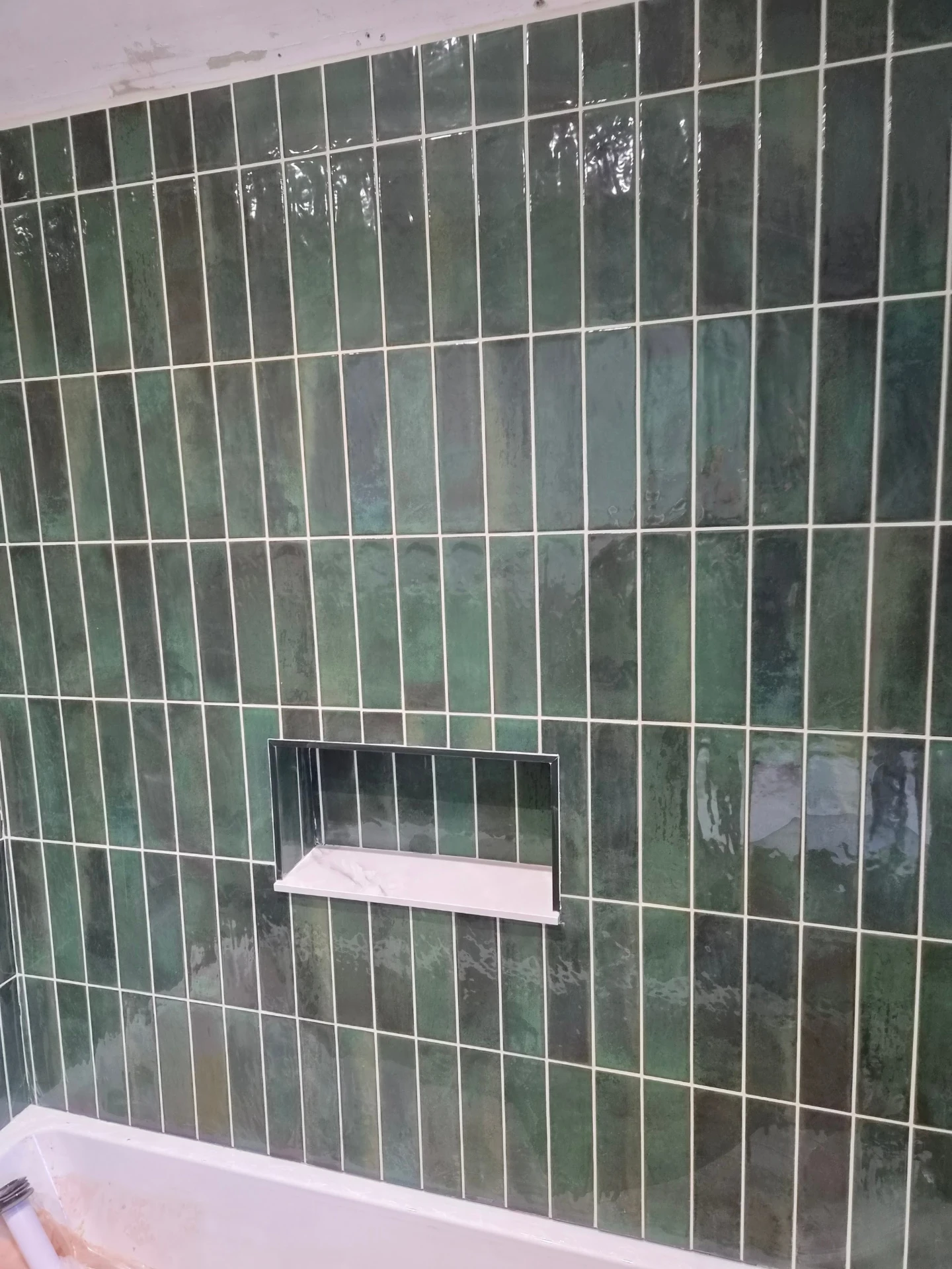Staggered brick bond running bond subway tiles on a wall